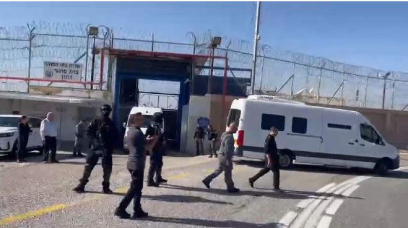 الاحتلال-ينقل-39-أسيرا-إلى-سجن-عوفر-تمهيدا-لإطلاق-سراحهم-فيديو